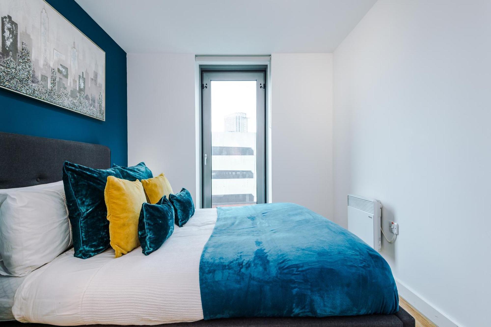 Lux Livin' - Luxury 2 Bed With Skyline View & 24 Hour Gym Apartment *