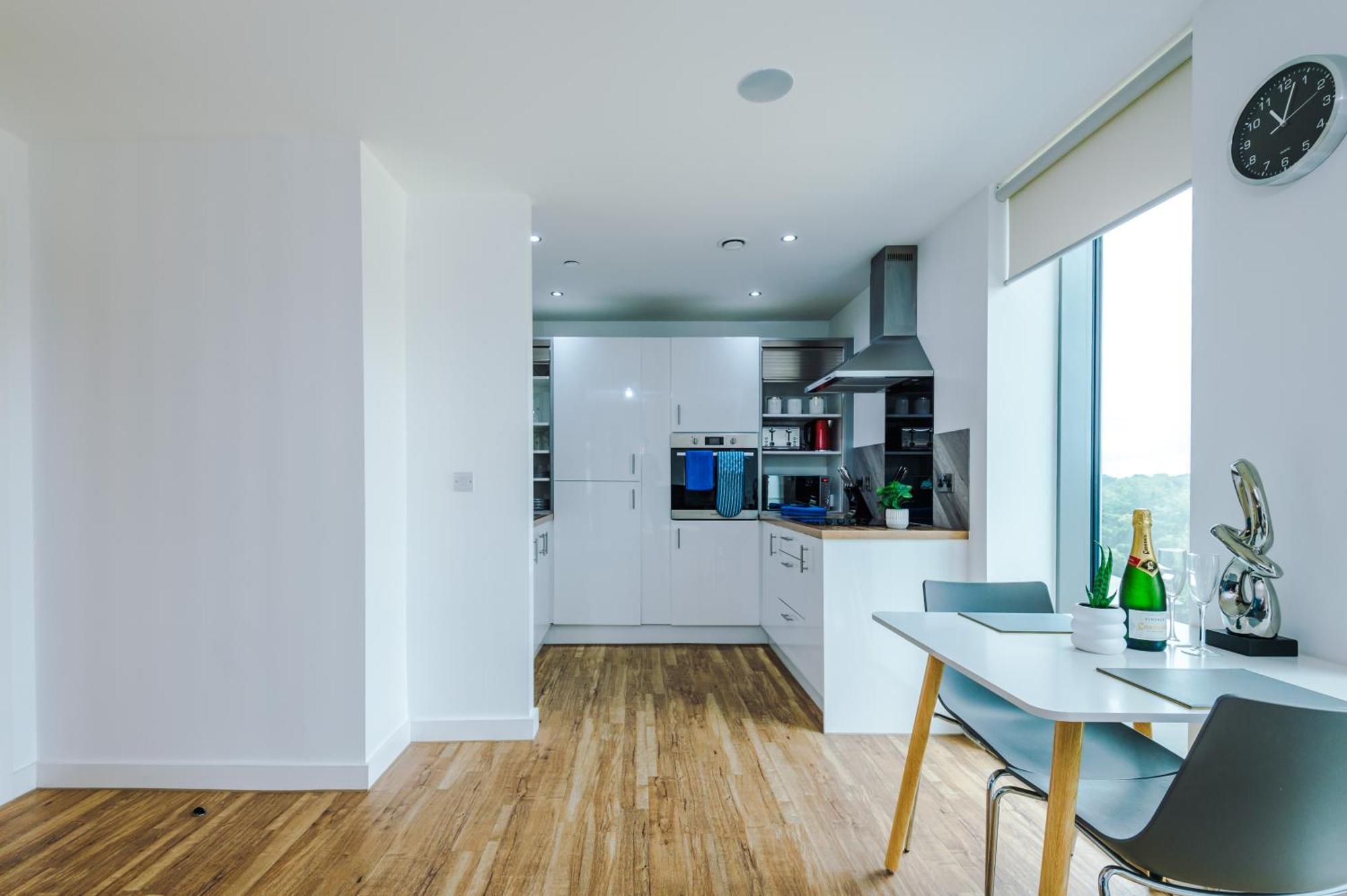 Lux Livin' - Luxury 2 Bed With Skyline View & 24 Hour Gym Apartment *